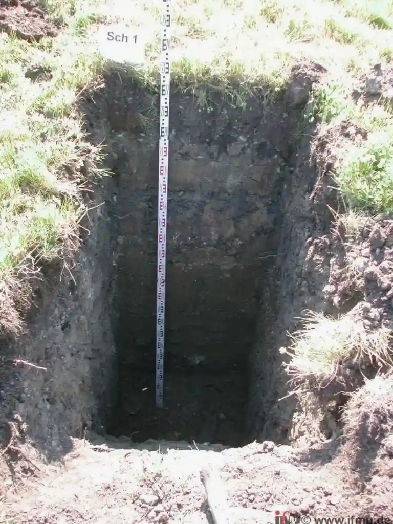 Schürfgrube in Kaiserslautern: Geotechnische Sondierung für den Baugrund